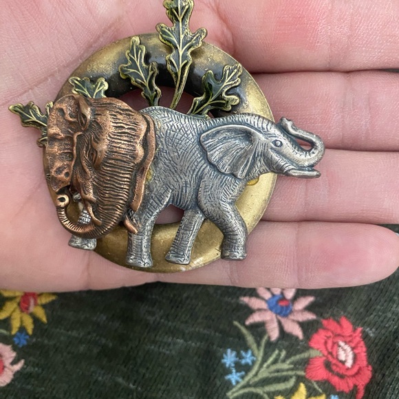 LARGE ELEPHANT BROOCH - Picture 3 of 3